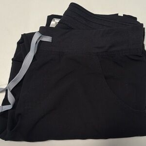 Figs pant in black. Regular rise size M